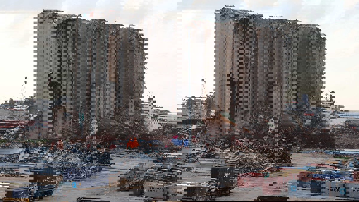 اللبنانيون يحيون الذكرى الأولى لانفجار مرفأ بيروت وسط دعوات للتظاهر