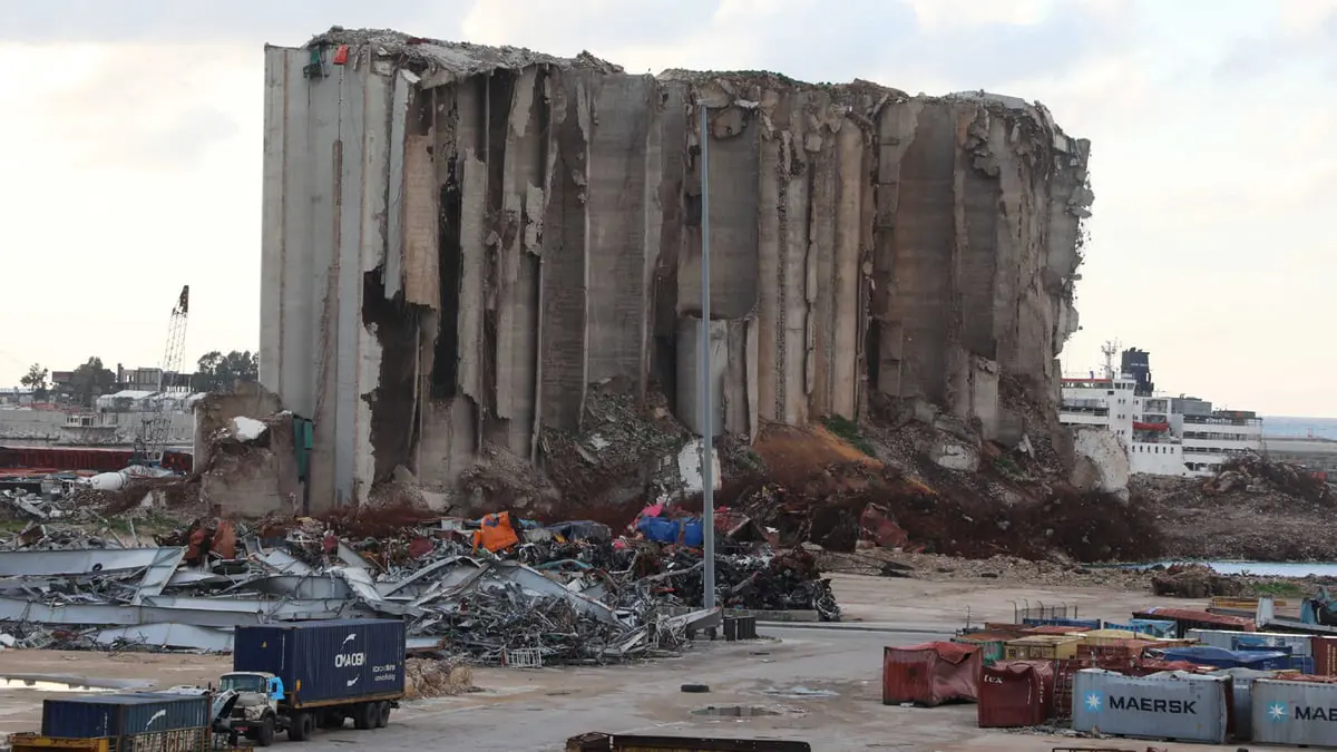 اللبنانيون يحيون الذكرى الأولى لانفجار مرفأ بيروت وسط دعوات للتظاهر