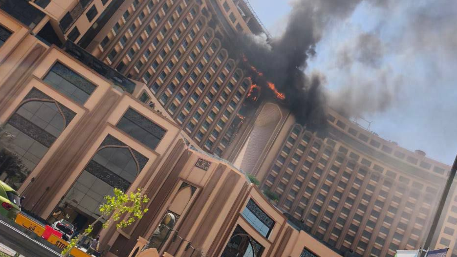 استضاف القمة العربية.. حريق يلتهم أشهر فنادق بغداد (فيديو)