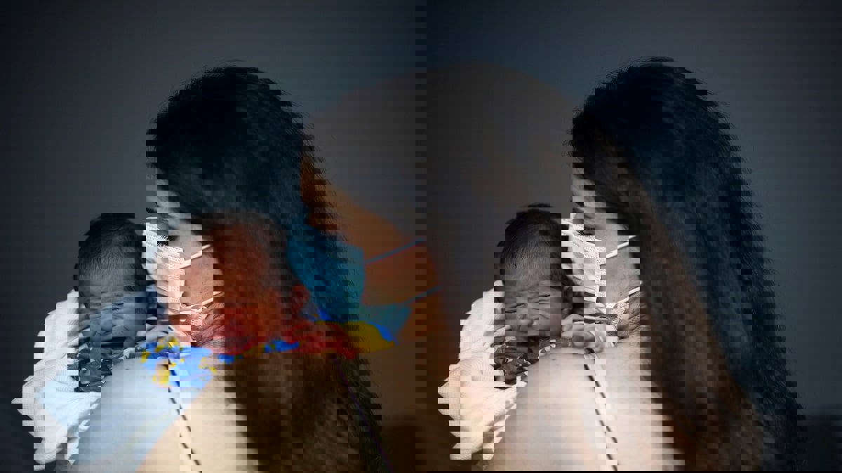 الطفل جورج "المعجزة" .. وُلد على أضواء الهواتف المحمولة لحظة انفجار بيروت (صور)