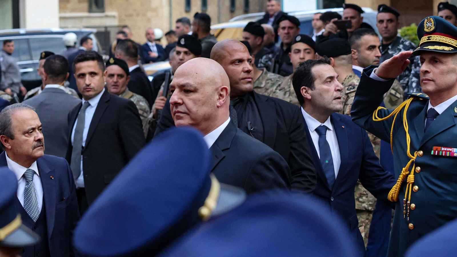 عون يوجه الجيش اللبناني بالرد على مصادر النيران السورية