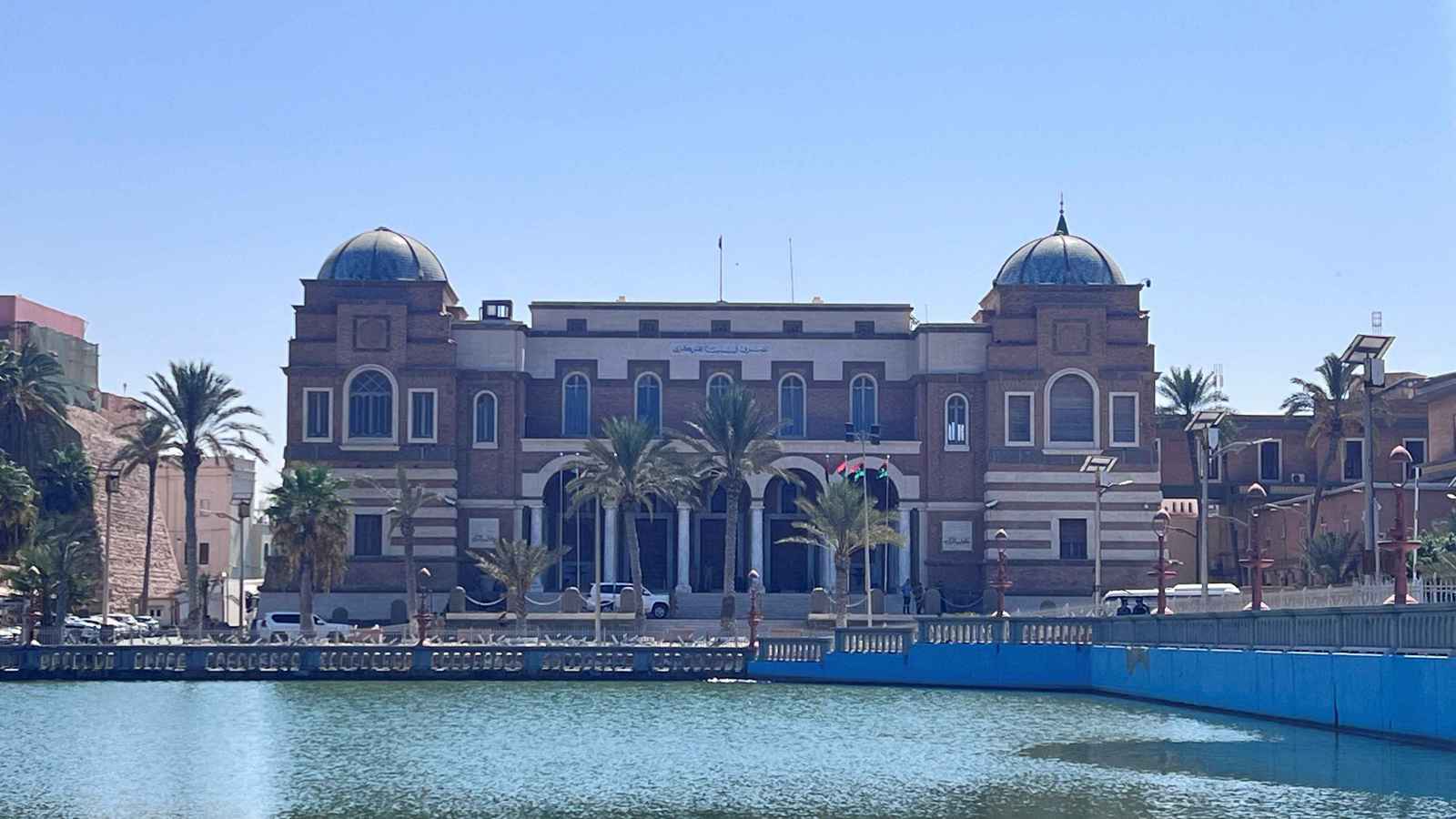 غليان ودعوات للعصيان.. خفض الدينار يضع ليبيا على صفيح ساخن