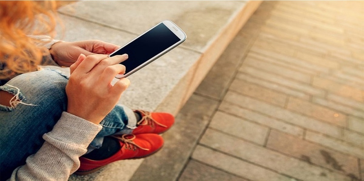 علامات إدمان مواقع التواصل الاجتماعي.. وطرق للعلاج (فيديوغراف)