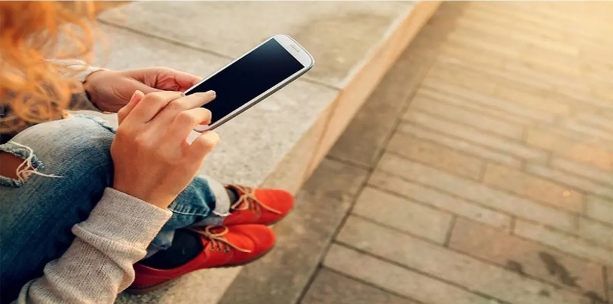 علامات إدمان مواقع التواصل الاجتماعي.. وطرق للعلاج (فيديوغراف)