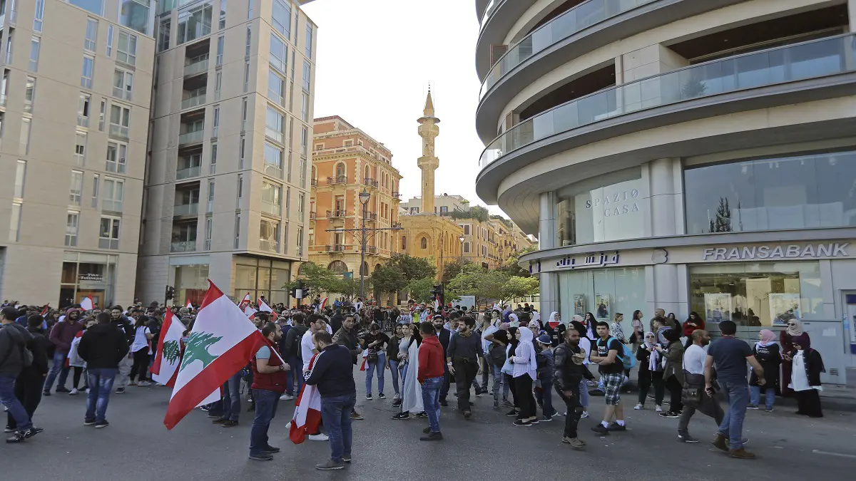 مظاهرات أمام مقار مالية حكومية في 3 مدن لبنانية‎