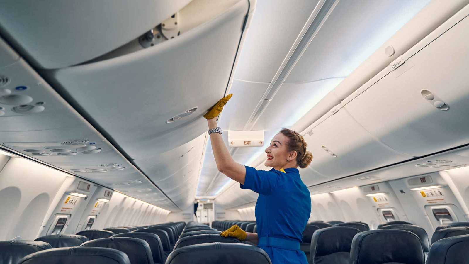 الخزانة العلوية للطائرة.. لماذا يجب ألا تضع معطفك فيها؟