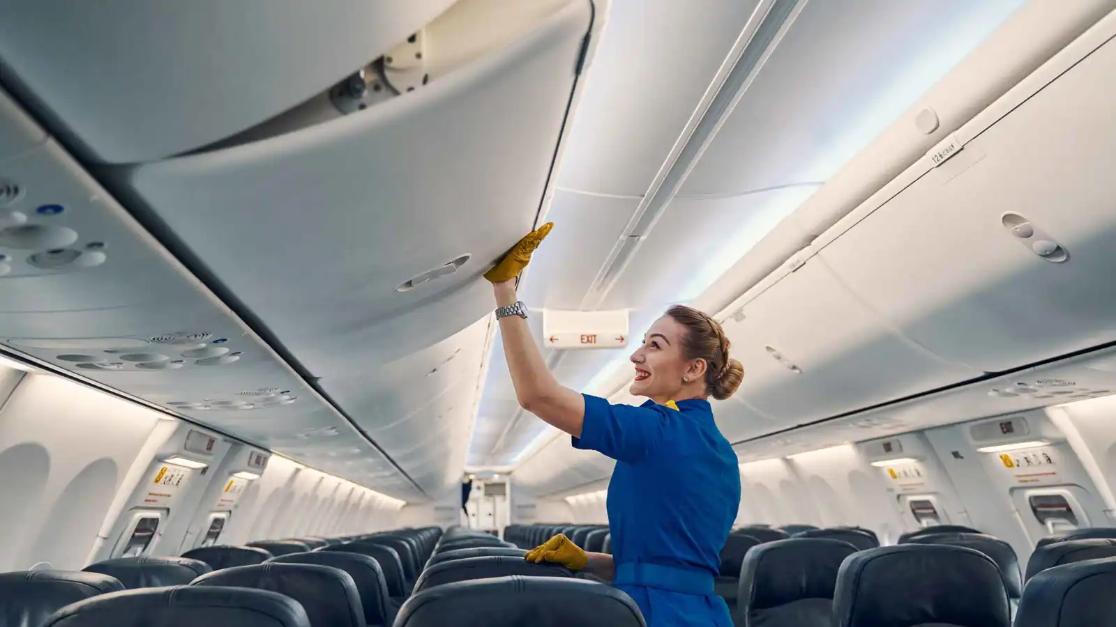 الخزانة العلوية للطائرة.. لماذا يجب ألا تضع معطفك فيها؟