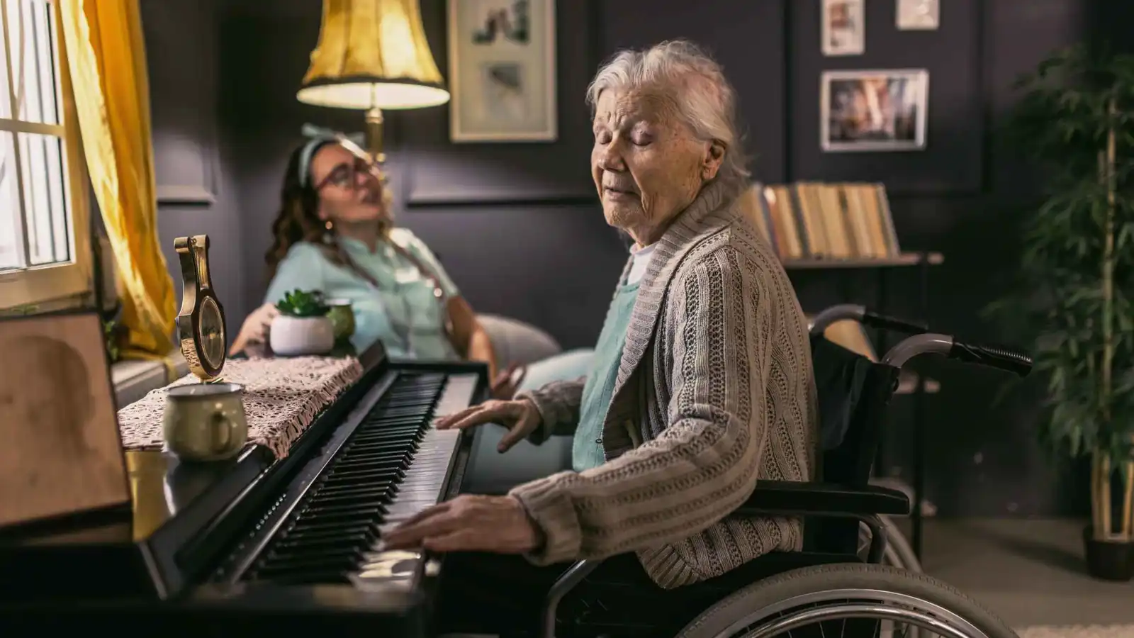 بدلا من المهدئات.. دراسة تكشف أثر الموسيقى على مرضى الخرف