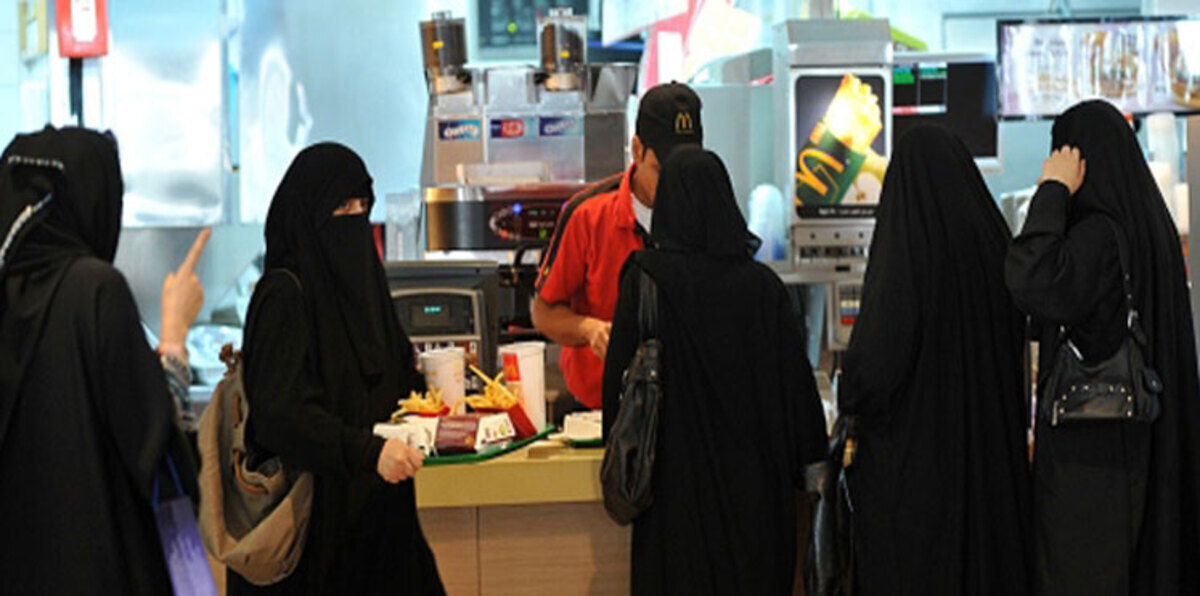 السعودية تغرّم المخالفين لضوابط الحجاب في أماكن العمل