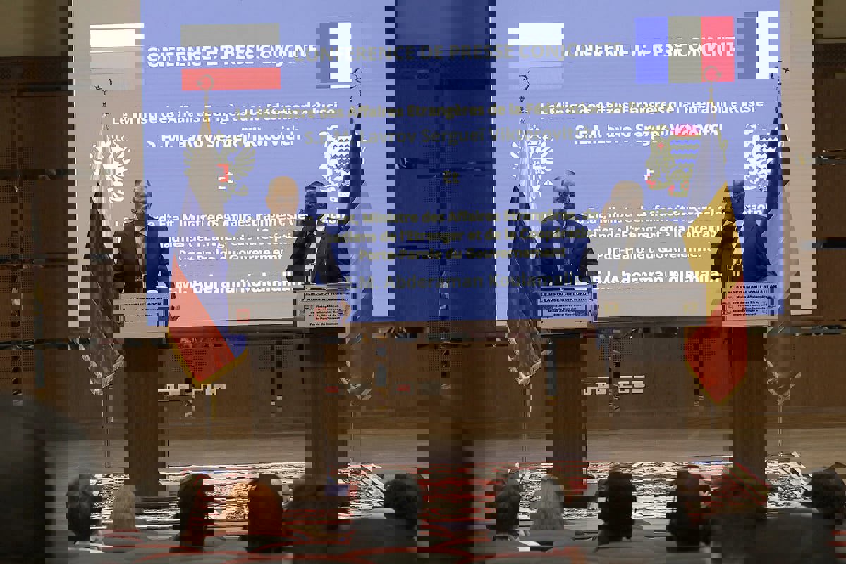 من آخر معاقل النفوذ الفرنسي.. لافروف يهاجم الوجود الغربي بالساحل الأفريقي