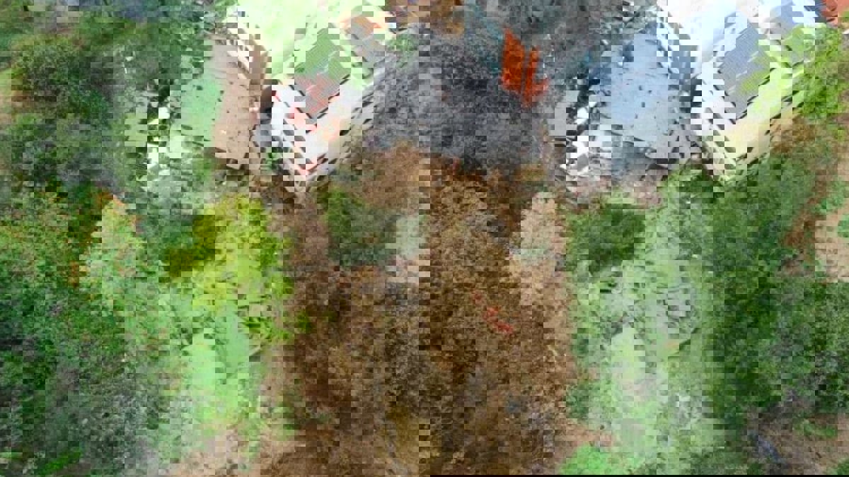 قصور كاليفورنيا على وشك السقوط بعد انهيارات أرضية (فيديو)