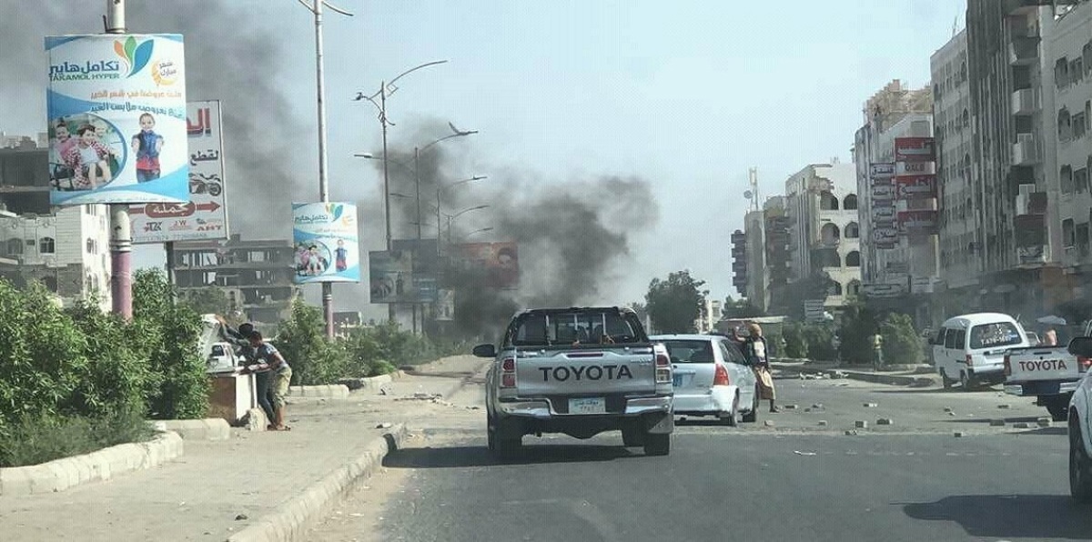 بالفيديو والصور.. احتجاجات في عدن ضد ارتفاع الأسعار وتدهور الريال اليمني