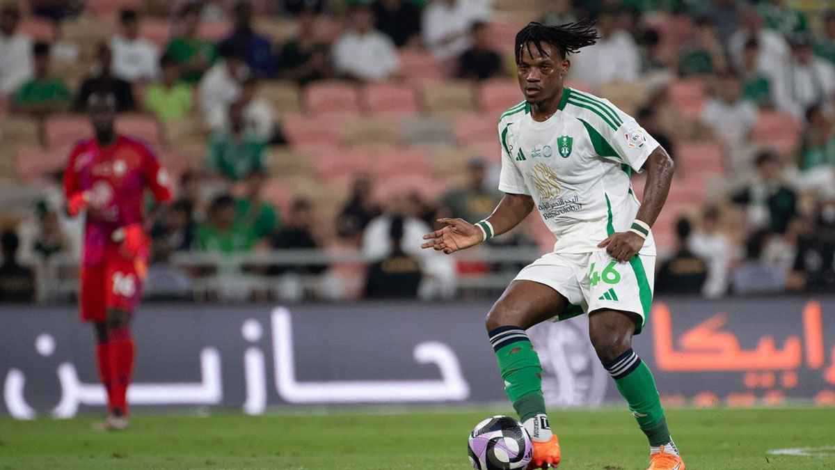 نجم الأهلي السعودي يرعب القادسية والنصر