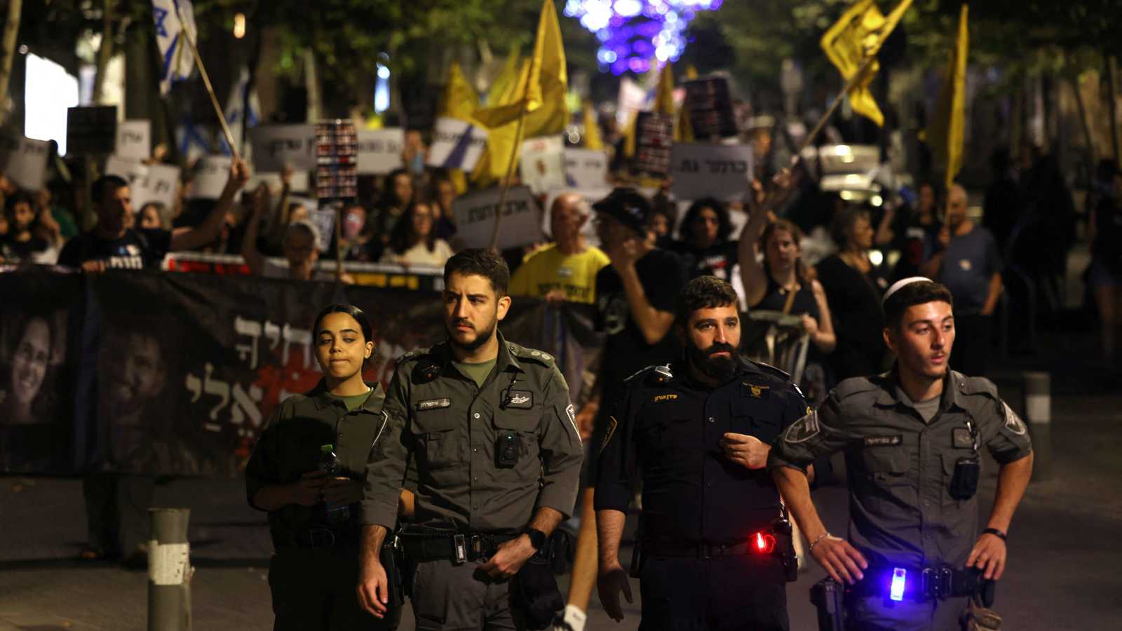 أمام منزل نتنياهو.. شرطي يهين عضو كنيست تظاهر ضد حرب غزة (فيديو)