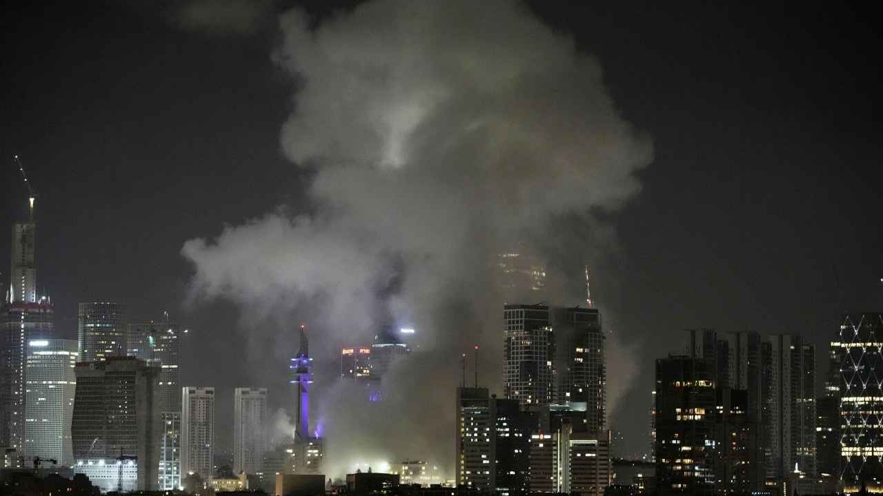 أبرزها وزارة الدفاع.. الصواريخ الإيرانية تصيب 9 مواقع إسرائيلية (فيديو)