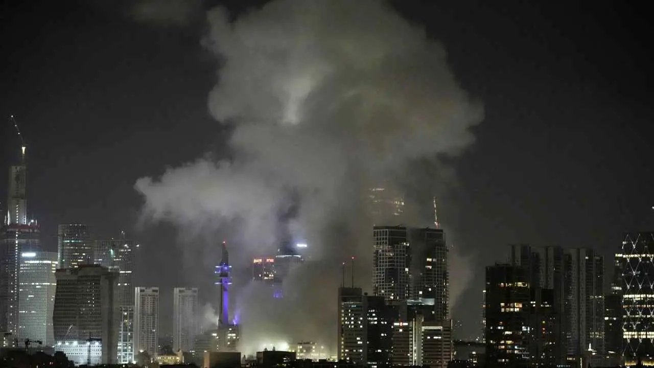 أبرزها وزارة الدفاع.. الصواريخ الإيرانية تصيب 9 مواقع إسرائيلية (فيديو)