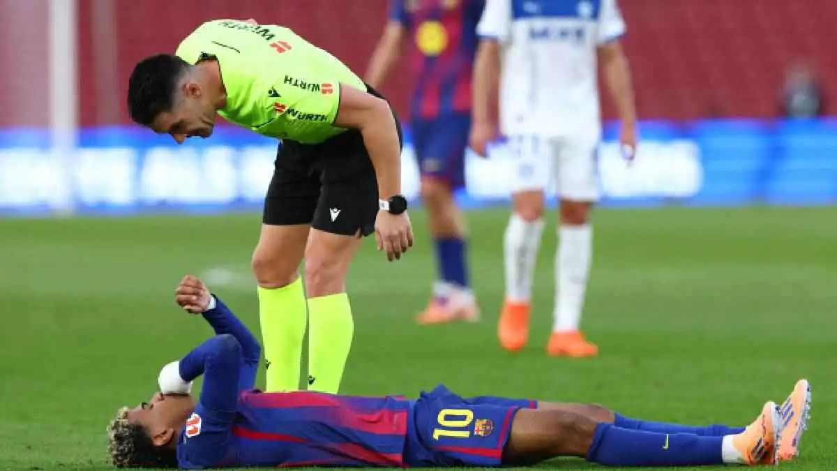 تقييم مفاجئ لحكم مباراة برشلونة وديبورتيفو ألافيس