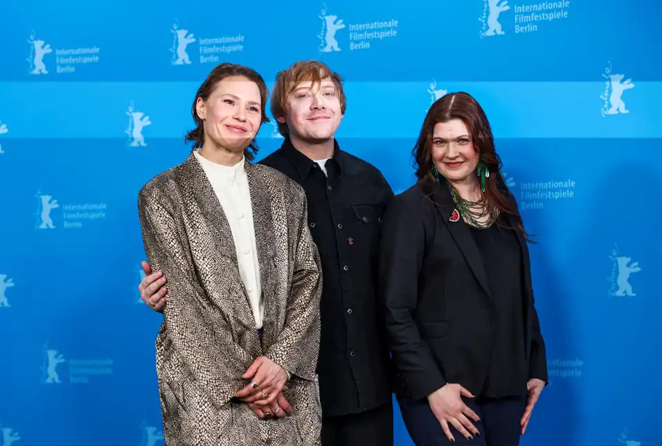 المخرجة (يمين) مع بطلي الفيلم