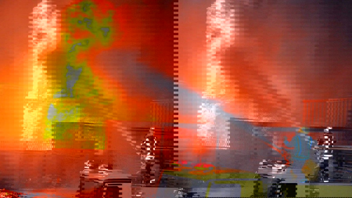 اندلاع حريق في مصنع للأسمنت شمال إيران