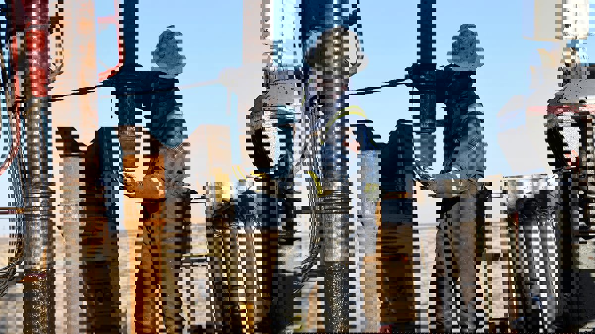 زيادة المخزون الأمريكي وارتفاع الدولار يخفضان أسعار النفط