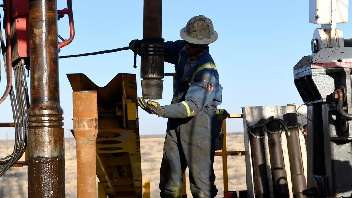 زيادة المخزون الأمريكي وارتفاع الدولار يخفضان أسعار النفط