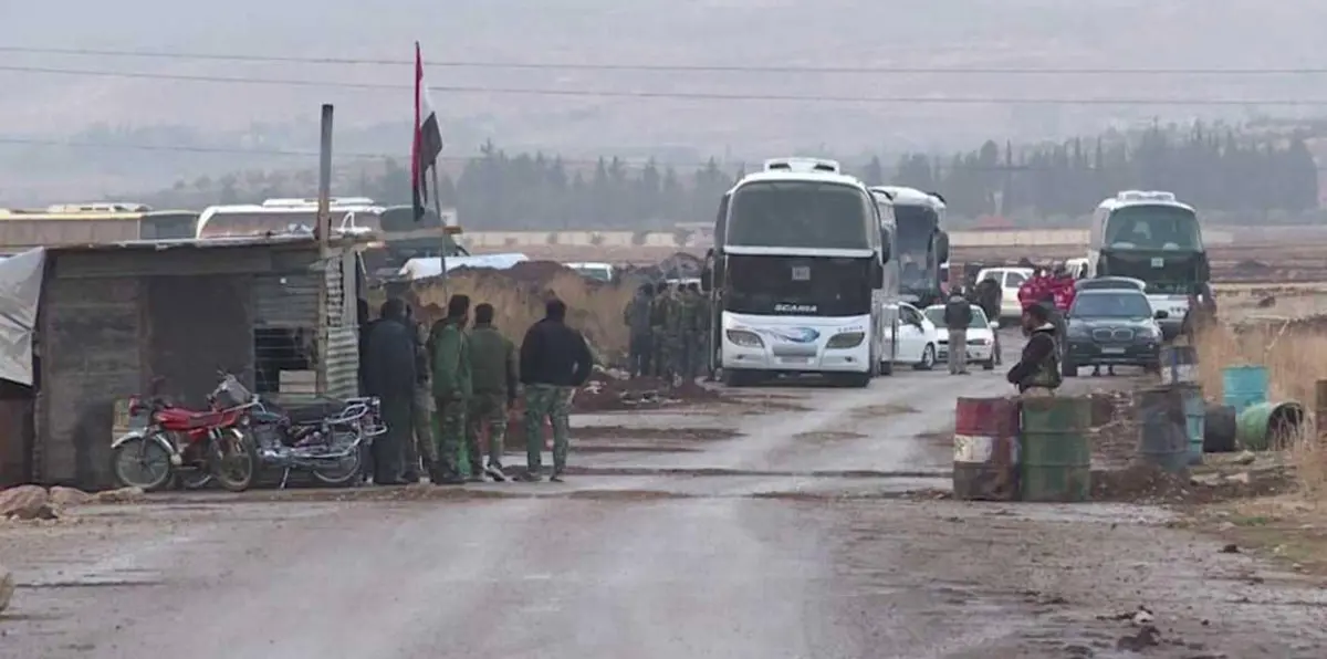 مقاتلون من المعارضة يستعدون لمغادرة درعا إلى الشمال السوري