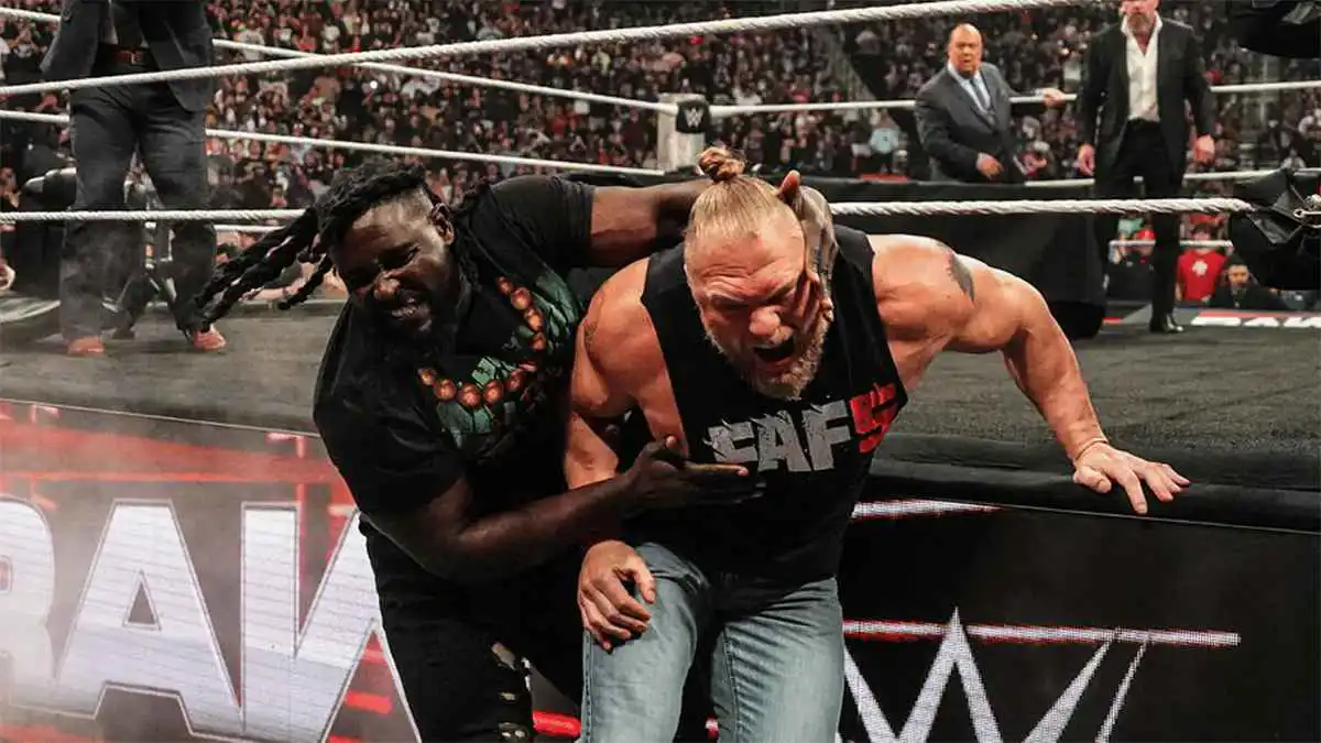 اشتباك كبير بين بروك ليسنر وأوبا فيمي بعد انتهاء عرض الـRAW (فيديو)