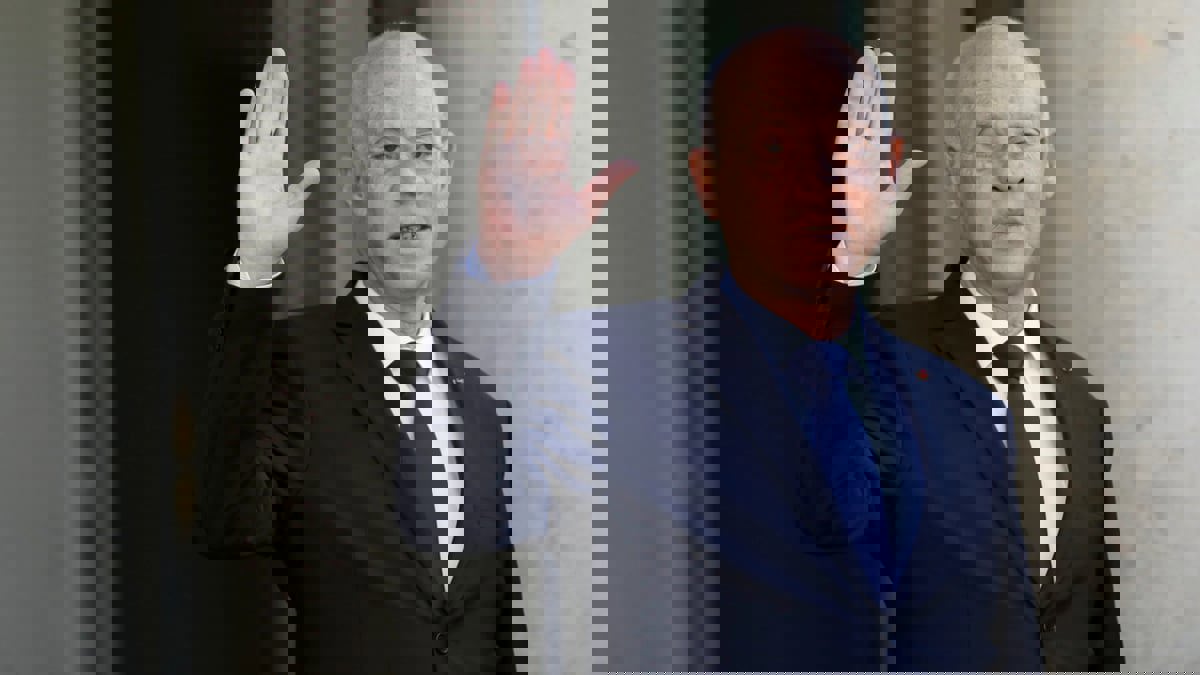 الرئيس التونسي يحذر من استخدام "المال الفاسد" في الانتخابات التشريعية