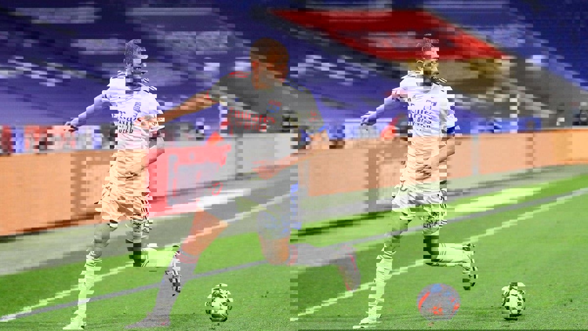 الاتحاد يقترب من إسلام سليماني ويمدد عقد كريم الأحمدي