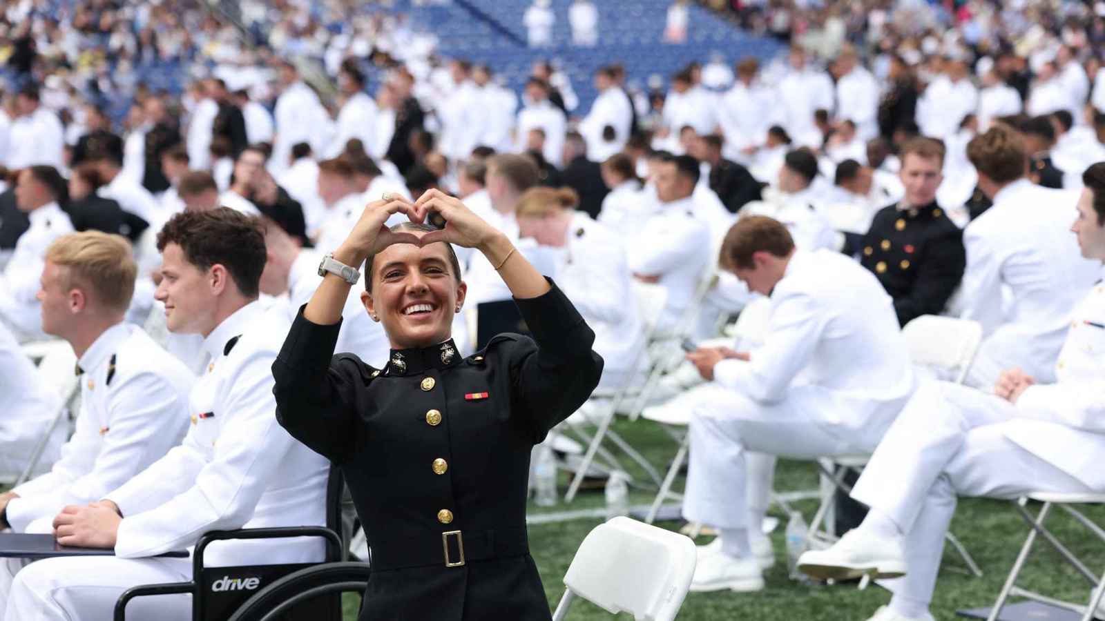 حالة شائعة بين السود.. البحرية الأمريكية تلغي إعفاء "نتوءات الحلاقة"