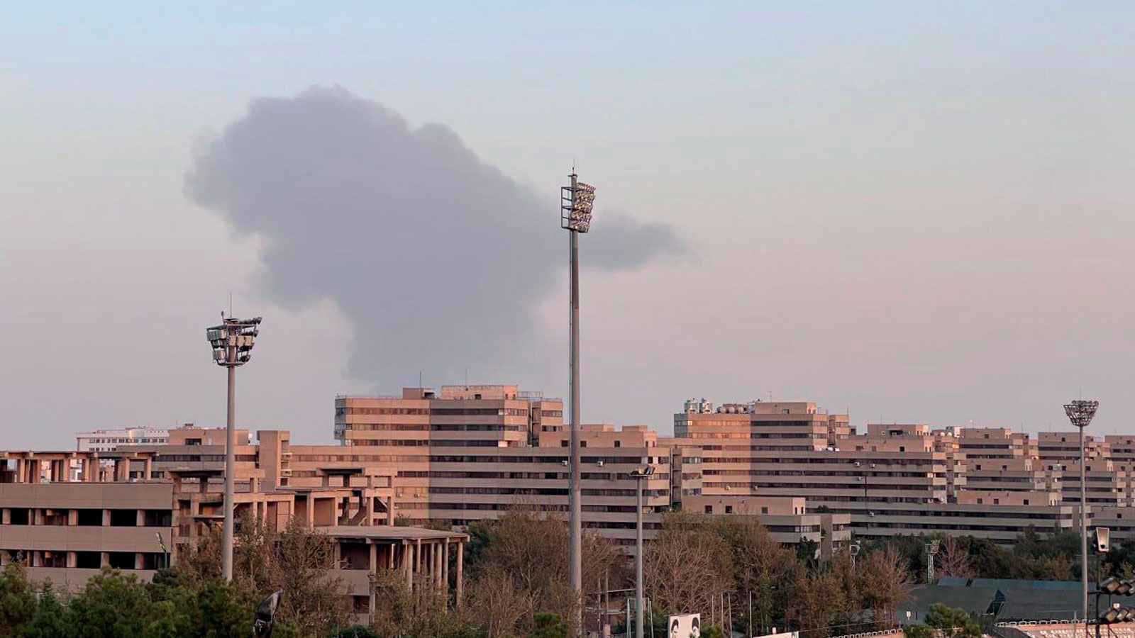 اندلاع حريق ضخم في مستودع جنوب طهران (فيديو)