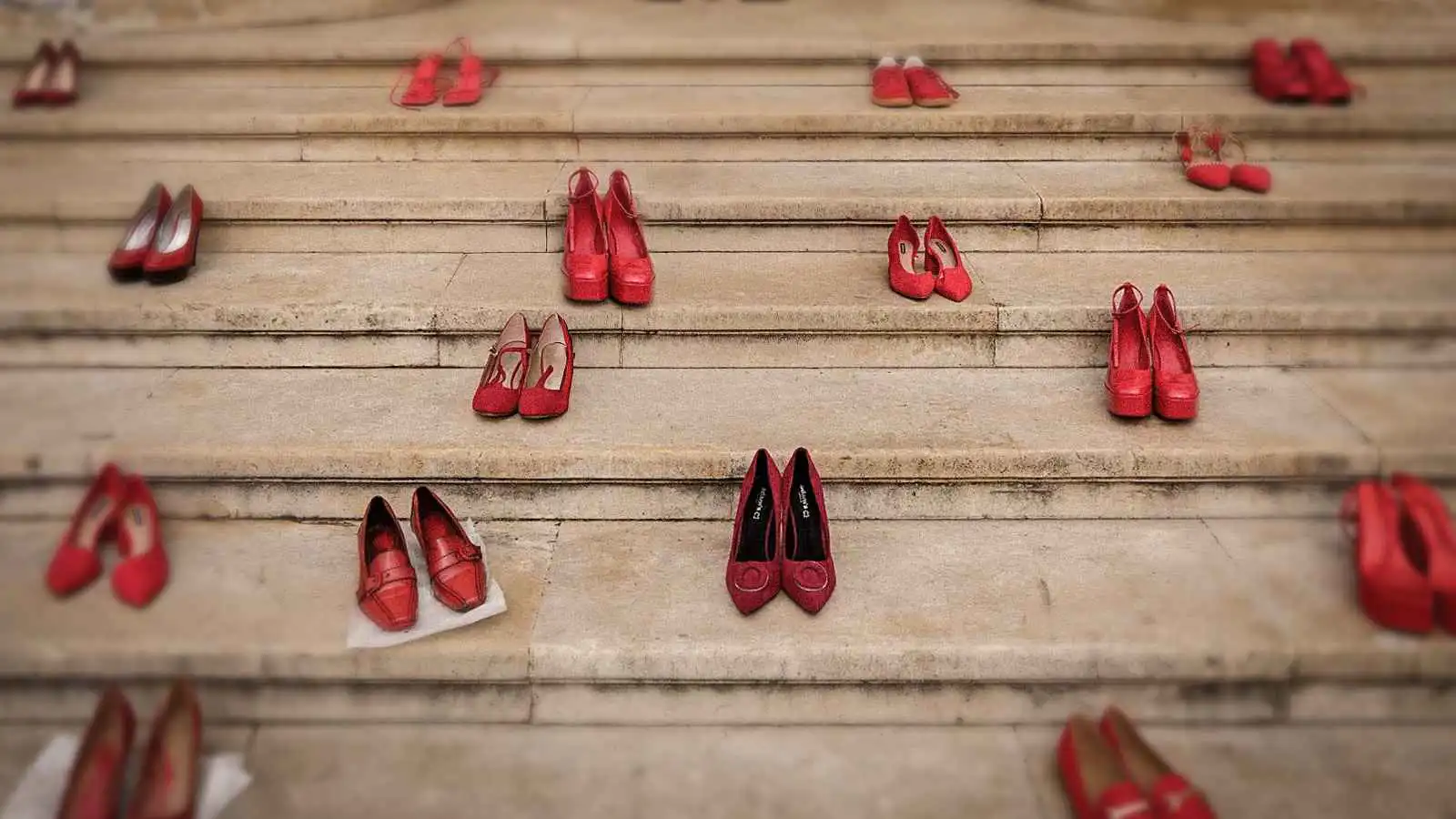 احتجاج "الأحذية الحمراء" في رومانيا.. القصة كاملة (فيديو إرم)