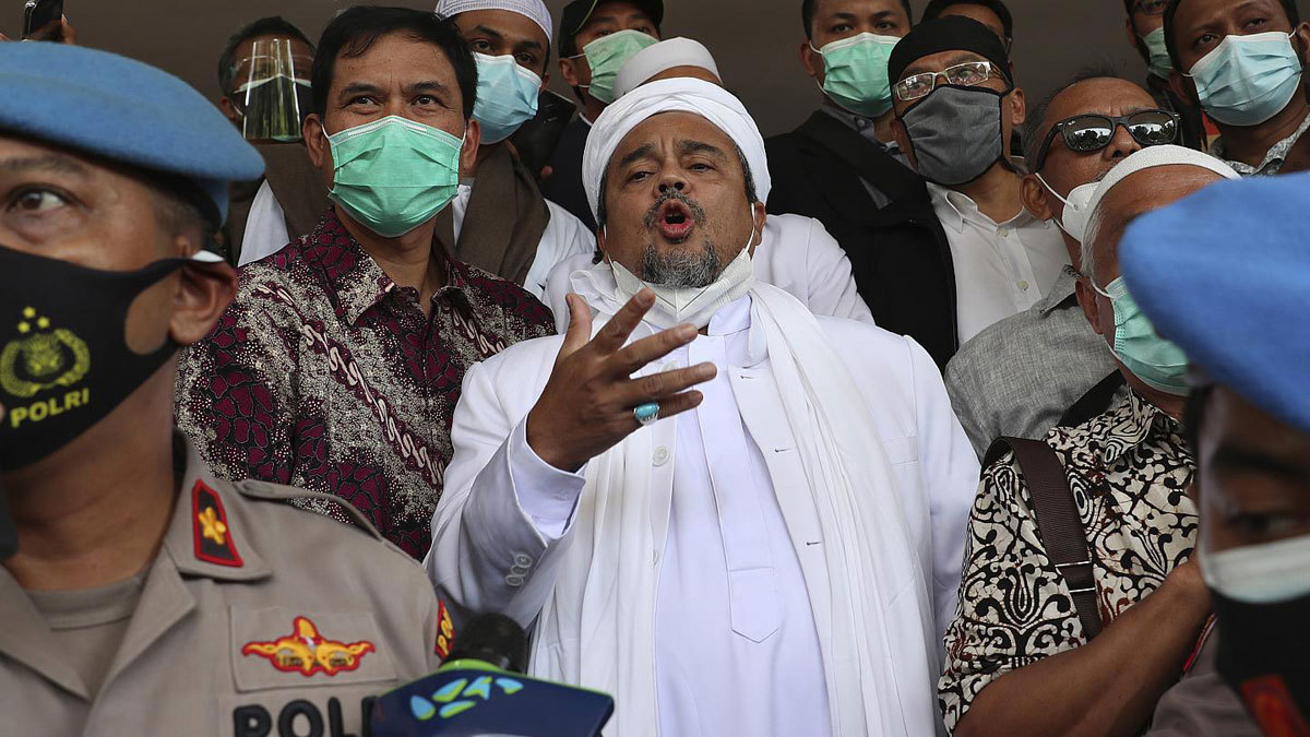 اشتباكات بين أنصار رجل الدين الإندونيسي رزق شهاب والشرطة في جاكرتا (صور فيديو)