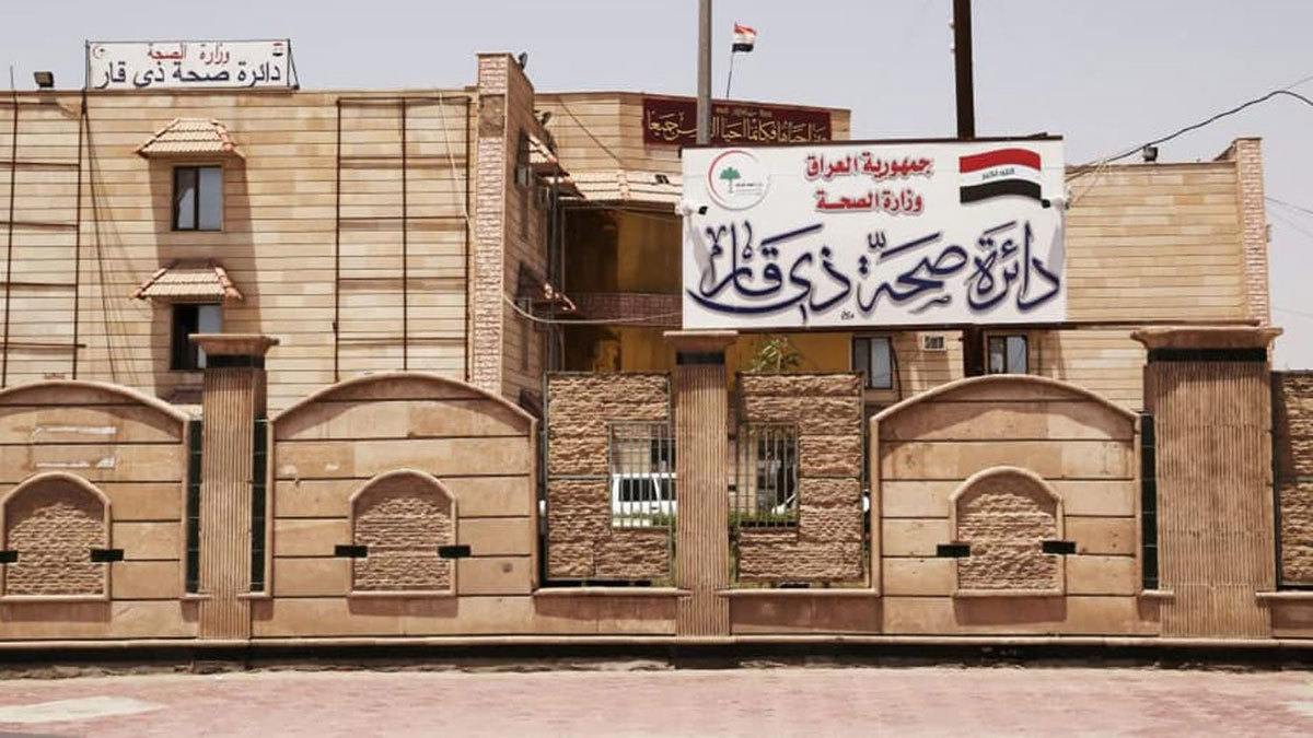 متظاهرون عراقيون يقتحمون مكتب مسؤول ويجبروه على الاستقالة (فيديو)