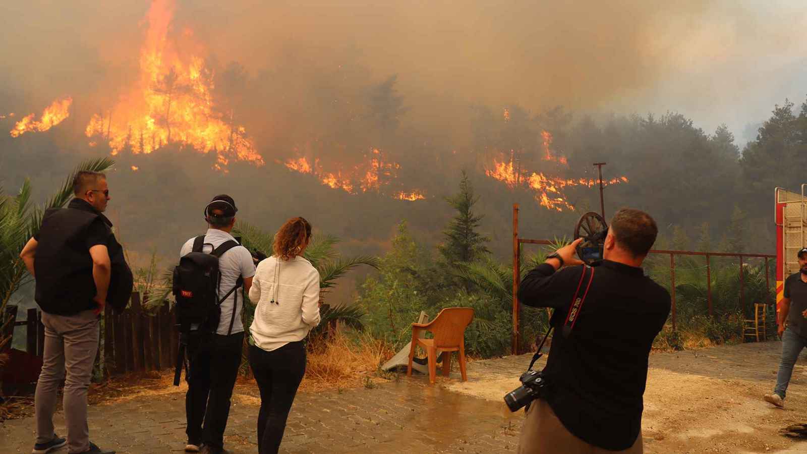 رغم فصلهم.. 13 إطفائيا بالنظام السابق يتطوعون لإخماد حرائق سوريا