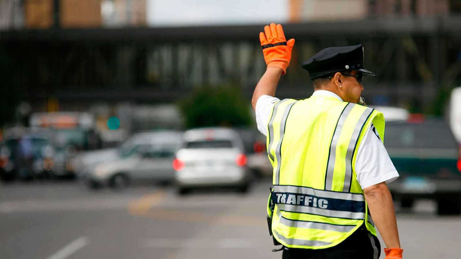 شرطي عراقي يتلقى رشوة وبث مباشر فضح الجريمة