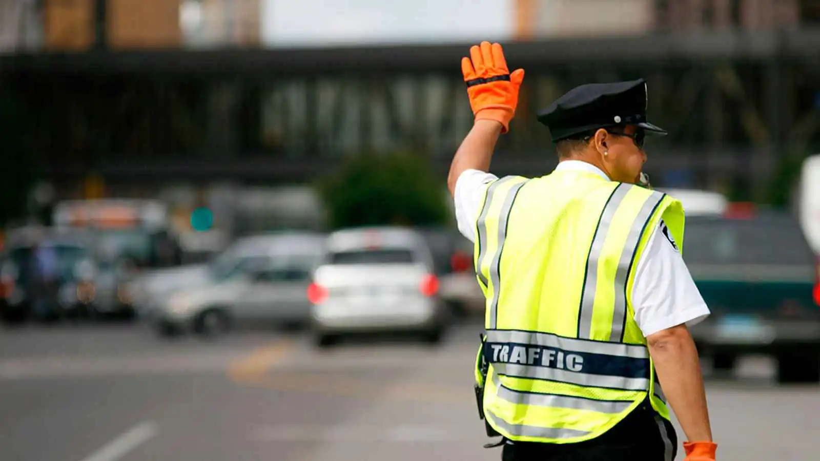 شرطي عراقي يتلقى رشوة وبث مباشر فضح الجريمة