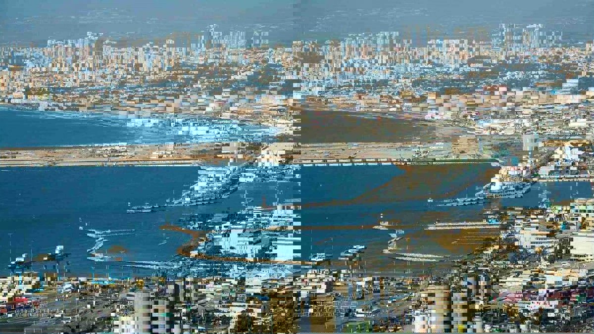 بعد انفجار مرفأ بيروت.. إسرائيل تخلي خليج حيفا من المواد الخطرة