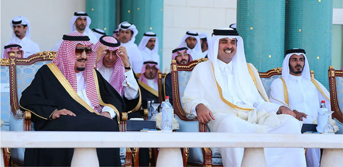 تميم بن حمد يهدي الملك سلمان أرفع أوسمة الدولة (صور)