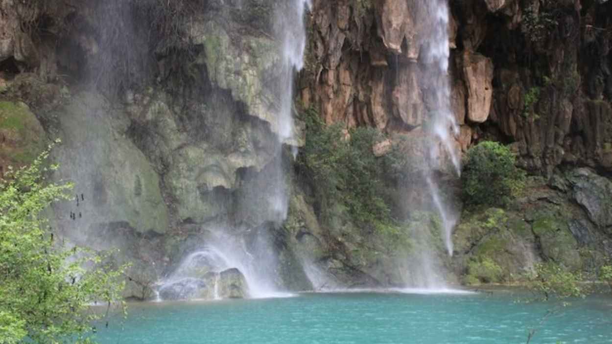 لحظة نادرة لتشكل شلال يخطف الأنظار في عُمان (فيديو)