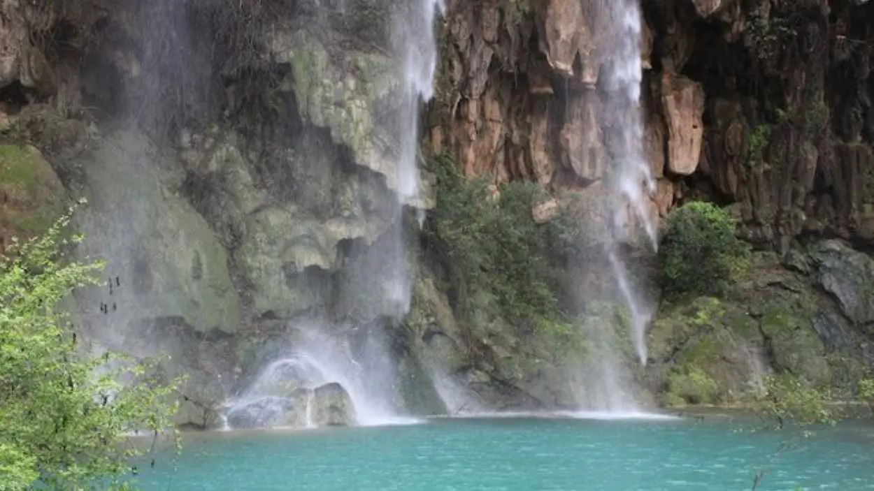 لحظة نادرة لتشكل شلال يخطف الأنظار في عُمان (فيديو)