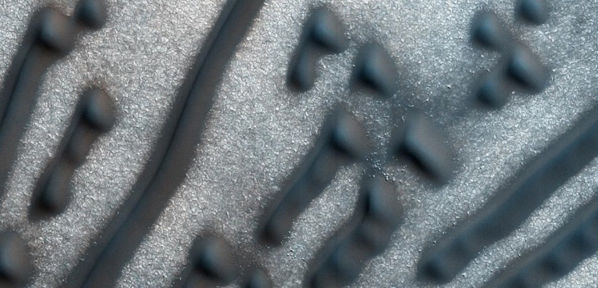 ناسا ترصد كثبانًا رملية على سطح المريخ