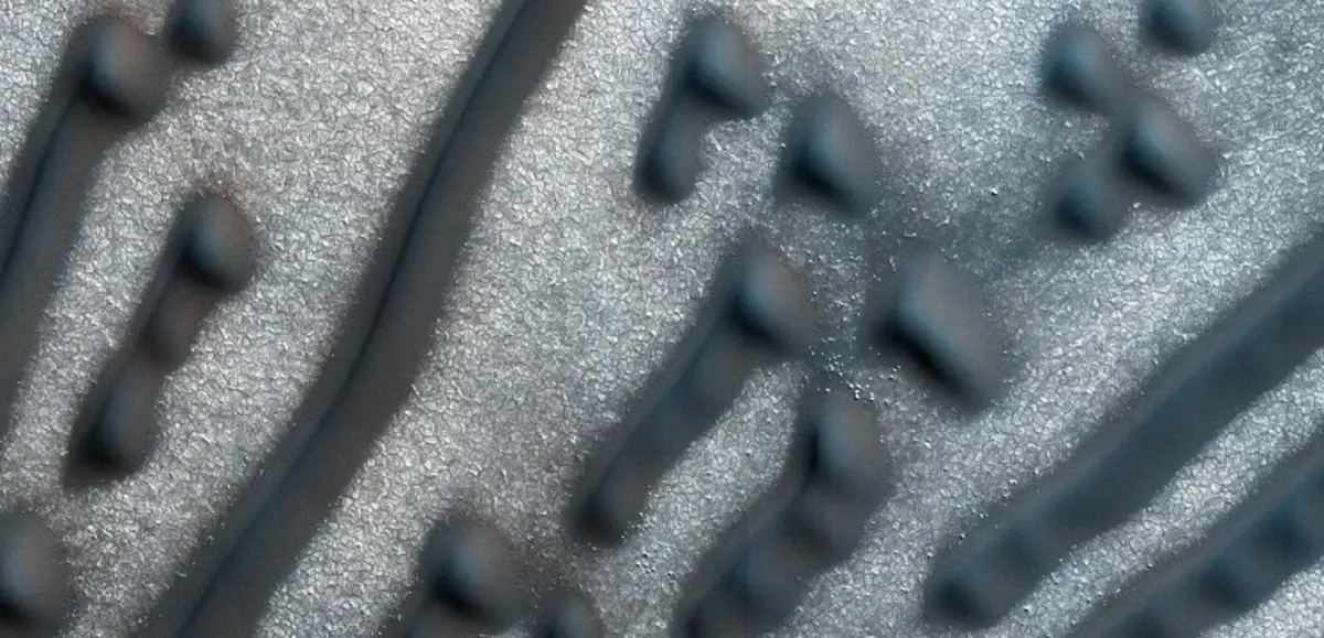 ناسا ترصد كثبانًا رملية على سطح المريخ