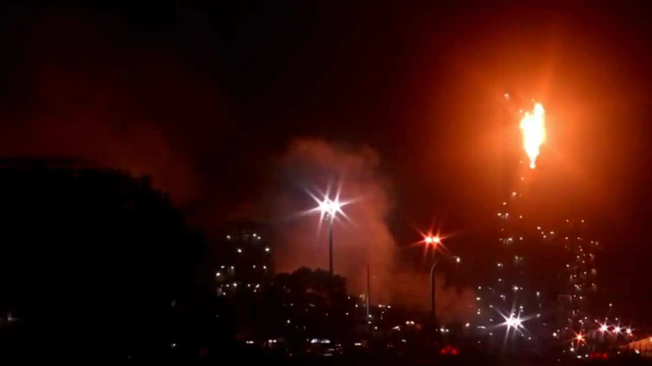 انفجارات ضخمة بمصفاة نفط ولاية فيكتوريا في أستراليا (فيديو)