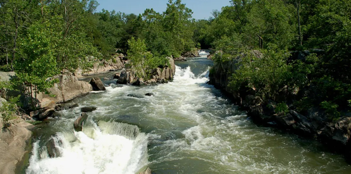 سوريون يتذكرون أوقاتهم السعيدة في وادي بردى قبل الحرب