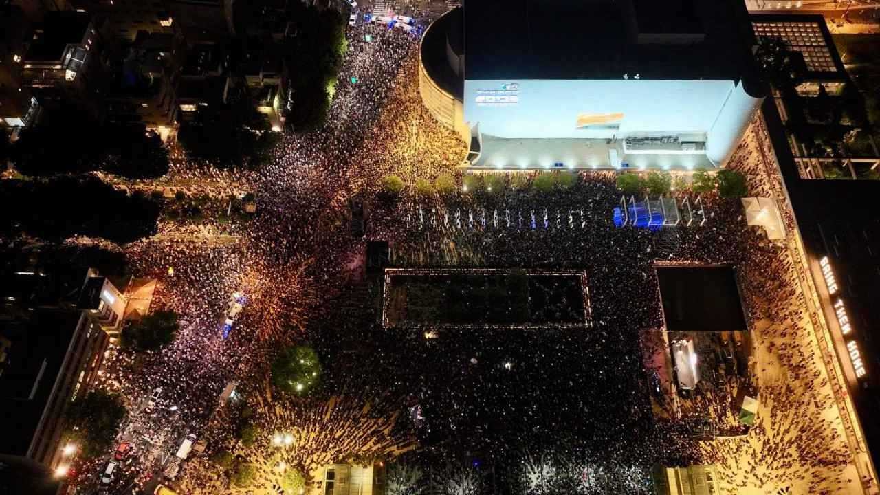 عشرات آلاف الإسرائيليين يتظاهرون في تل أبيب لوقف حرب غزة (فيديو)