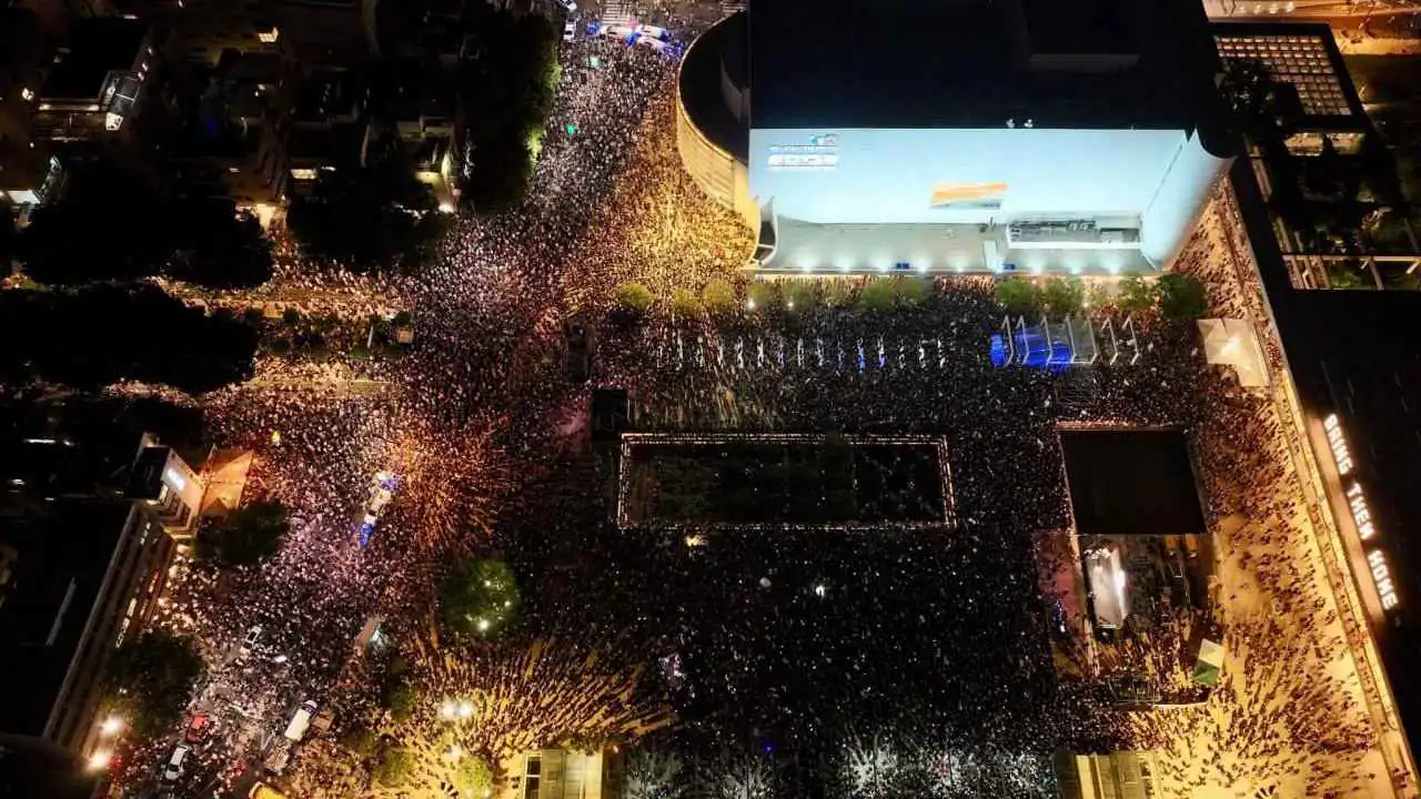 عشرات آلاف الإسرائيليين يتظاهرون في تل أبيب لوقف حرب غزة (فيديو)