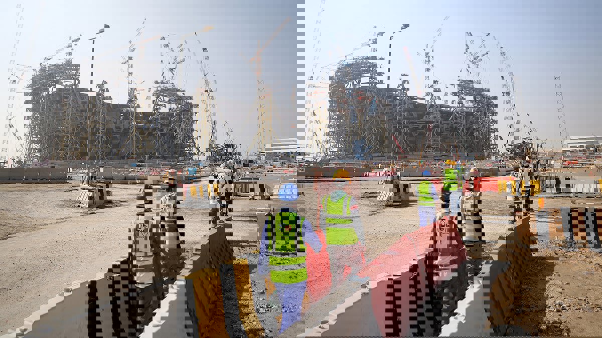 منظمات حقوقية تطالب الرعاة بالضغط على الفيفا وقطر لتعويض عمال كأس العالم