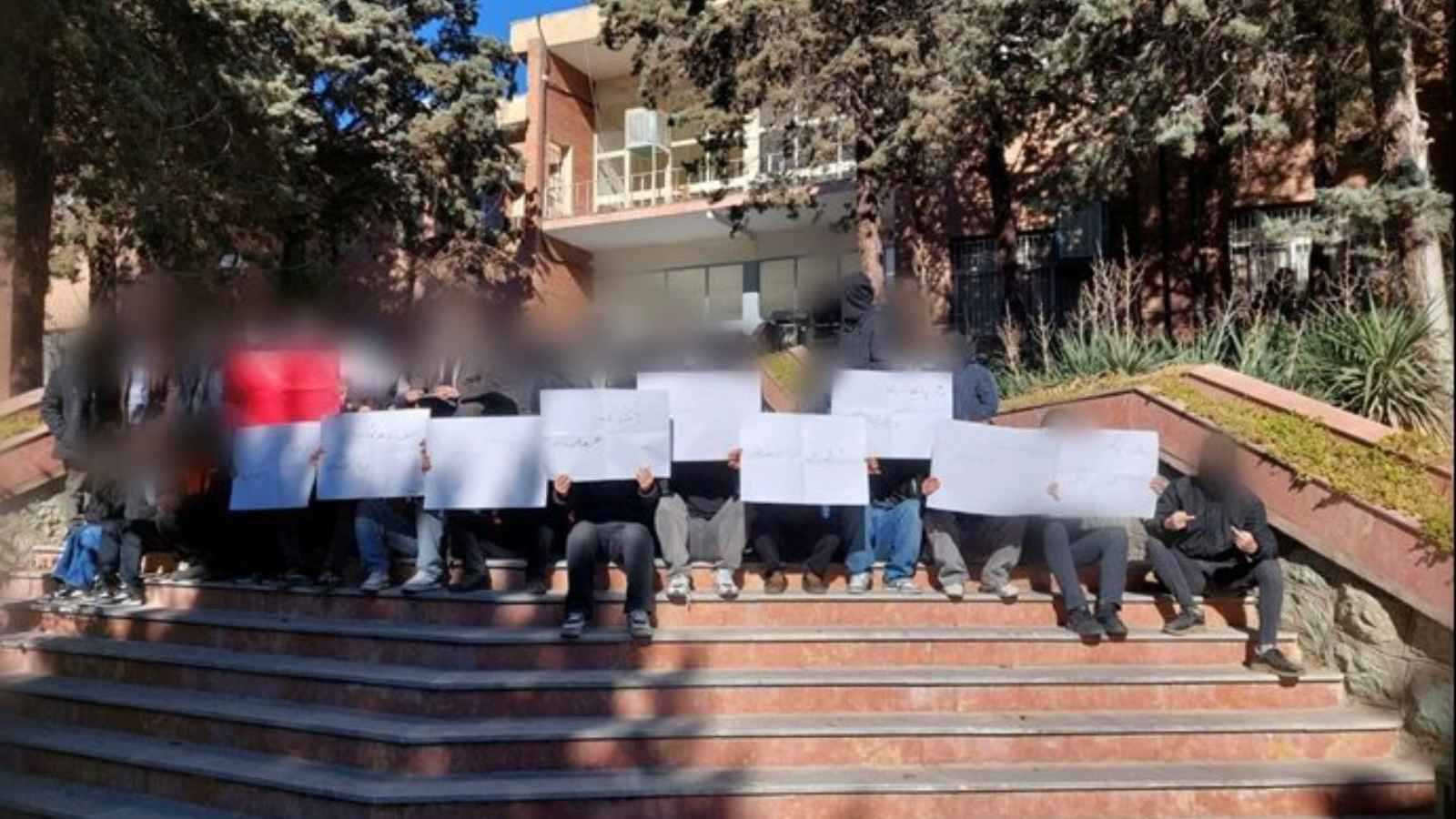 زعيم السنّة في إيران: للشعب الحق في تنظيم احتجاجات سلمية