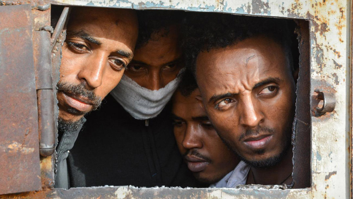 مسؤول أممي: مهربو البشر يسيطرون على معظم مراكز احتجاز اللاجئين غرب ليبيا